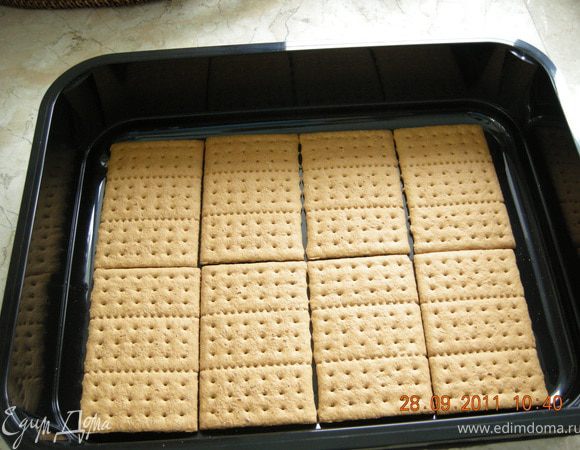 В форму выложить слой печенья "Грахамс" . У меня ушло 8 штучек.