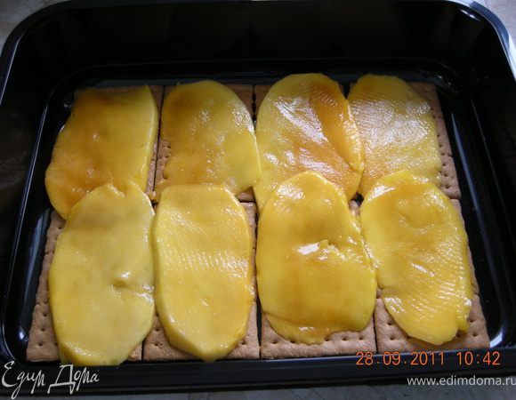 Поверх печеня укладываем ломтики манго.