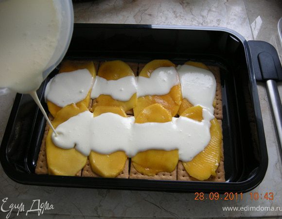 Заливаем 1/3 количества крема (сливки + сгущенка). 