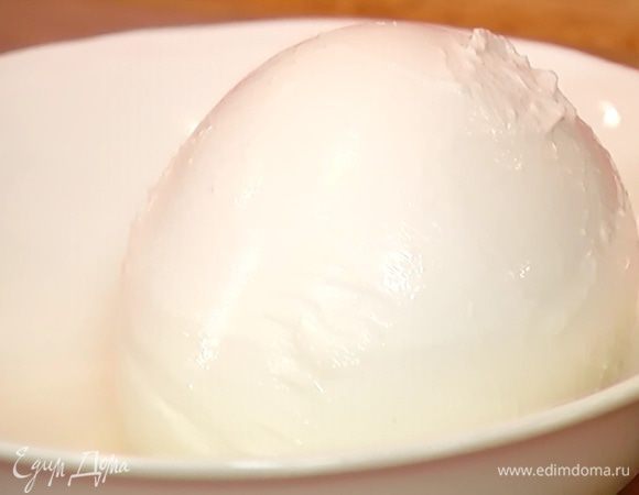 Моцареллу накануне вынуть из упаковки и, слив жидкость, поставить на ночь в холодильник, не затягивая пленкой, чтобы она немного подсохла.