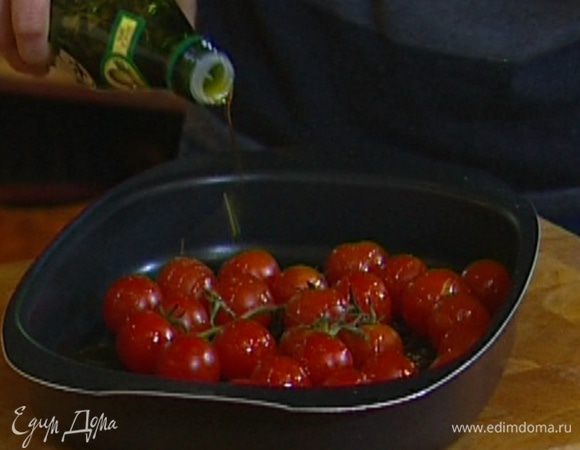 Ветку с помидорами выложить в глубокий противень, посолить, поперчить, сбрызнуть 1 ст. ложкой оливкового масла и отправить в разогретую духовку на 15–20 минут.