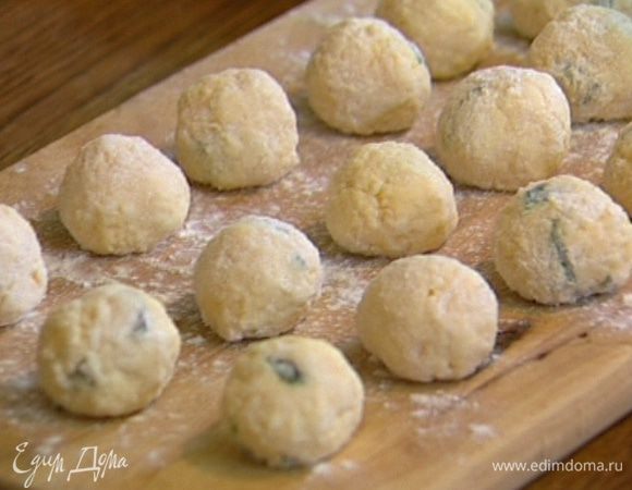 Из сырного теста сформировать небольшие шарики, обвалять в муке и отправить в холодильник на 10 минут.