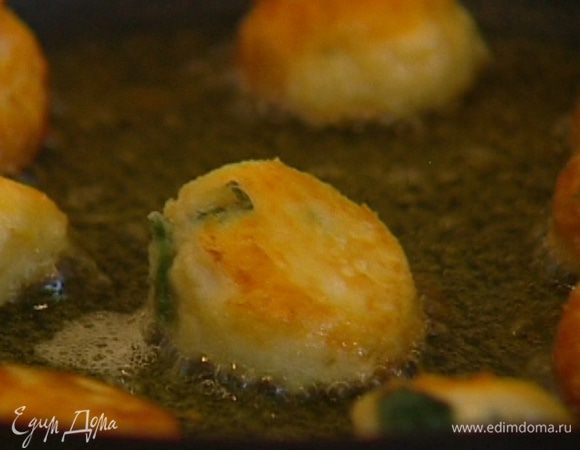 Разогреть в сковороде оставшееся оливковое масло и обжарить бомбочки со всех сторон, а затем выложить на бумажное полотенце, чтобы убрать излишки жира.