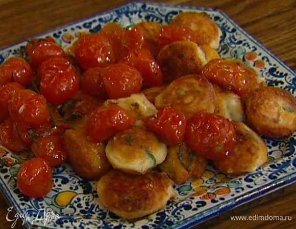 Подавать бомбочки с запеченными помидорами и базиликом. 