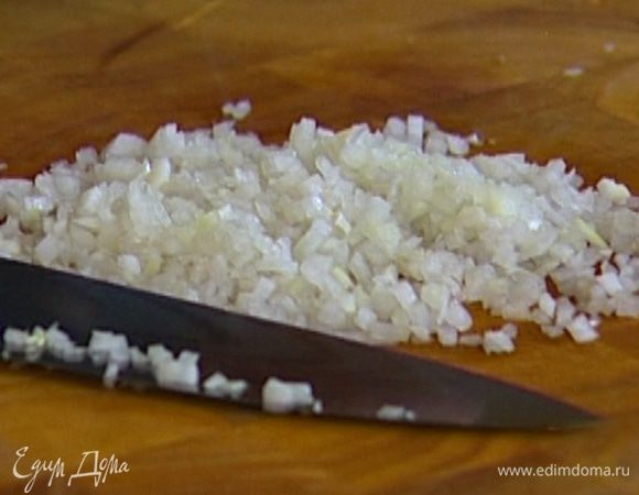 Лук почистить и порубить очень мелко.