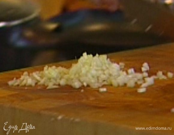 Сельдерей мелко порубить, добавить к луку и готовить до прозрачности.