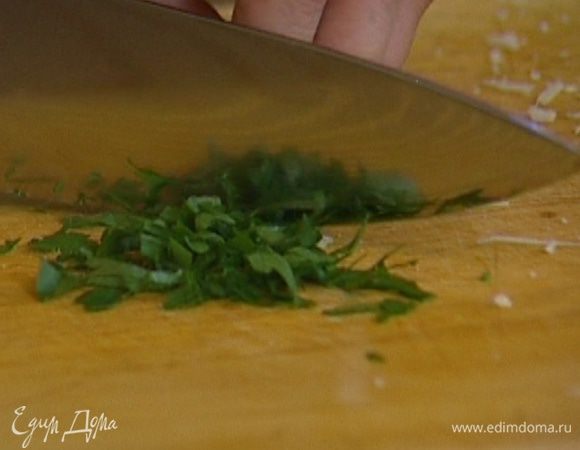Петрушку мелко порубить.