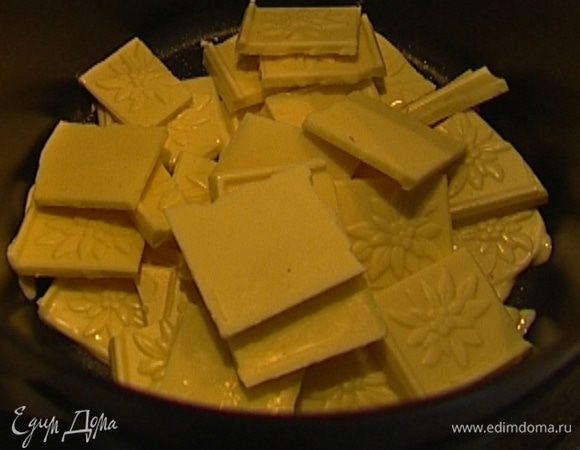 Шоколад растопить на водяной бане.