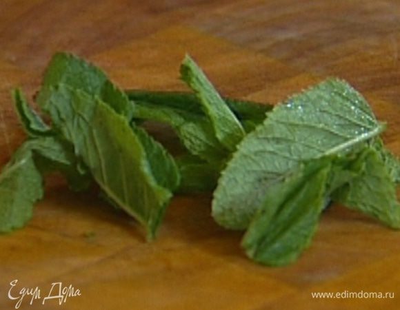 Мяту порвать руками (несколько листьев оставить), добавить к сливкам.