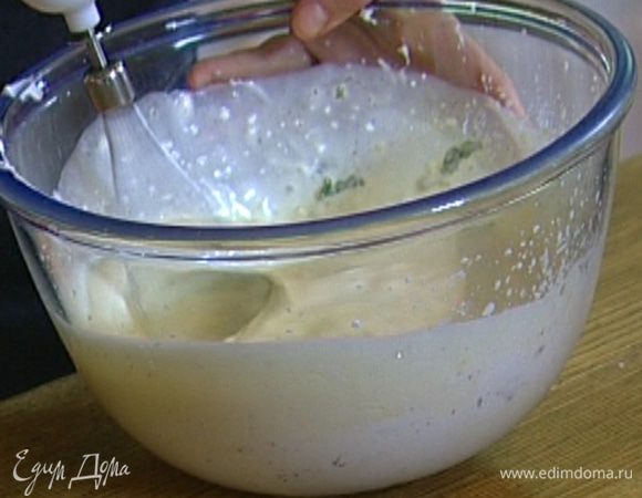 Растопленный шоколад немного остудить, влить в сливки, перемешать и слегка взбить миксером. 