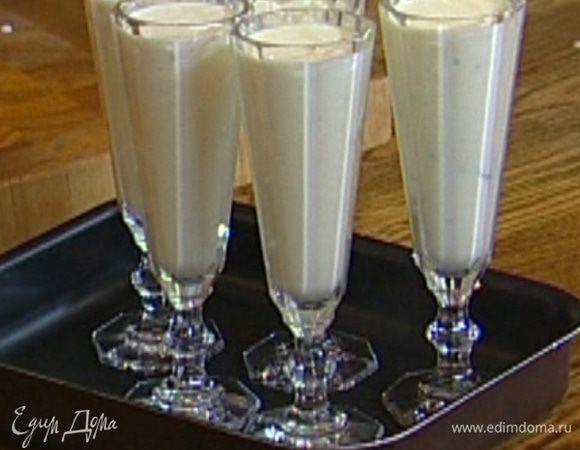 Разлить мусс в бокалы для шампанского и отправить в холодильник на 20-30 минут.