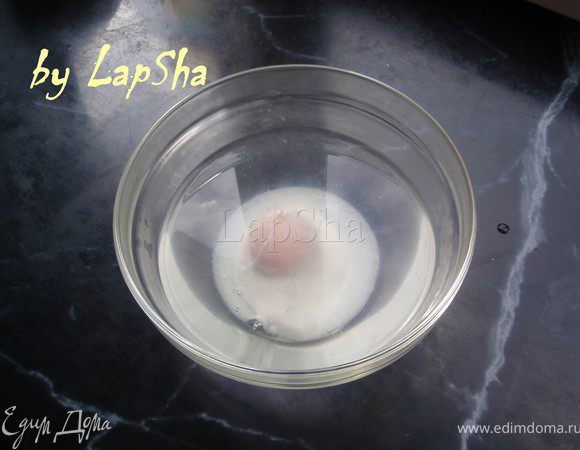 Ставим миску в СВЧ. Поскольку микроволновки у всех разные точное время приготовления я сказать не могу. У кого-то уходит 45 секунд, у кого-то 3 минуты. У меня микро выставлена на довольно слабый режим, поэтому я готовила прерываясь каждые полминуты 2 минуты 30 секунд. Я советую вам при первом приготовлении постоянно смотреть за яйцом и не выставлять сразу большое время, лучше медленно, но верно. Если белок стал весь белым, то можно доставать. Если вы хотите желток по-круче, как у меня, то просто оставьте яйцо в воде ещё на минуту. А если жидкий как в классическом яйце-пашот то сразу доставайте шумовкой.   