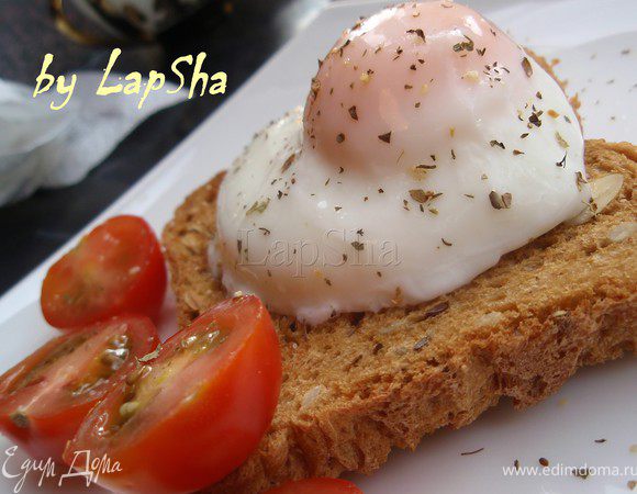 Предлагаю вам очень вкусный вариант подачи. Хлебушек подрумянить в тостере или на сковороде. Сверху выложить яйцо , посолить и посыпать травами. В прикуску с помидорками получается волшебно. Приятного аппетита!