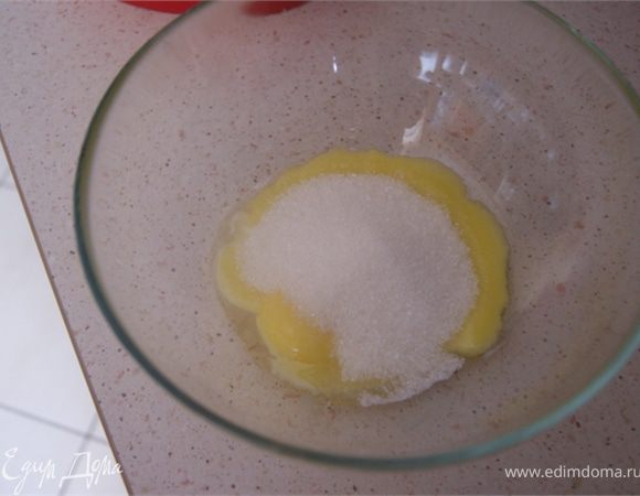 Желтки отделяем от белков. В желтки добавляем сахар и ванильный сахар