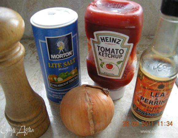 К фаршу добанить мелко нарезанный лук, кетчуп, соус Ворчестер, соль, перец. 