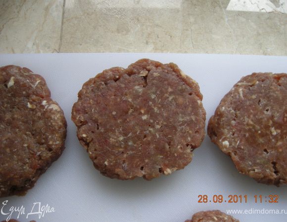 Из фарша формировать гамбургеры, чуть распластывая каждый. Можно их перед жаркой поместить в морозилку на некоторое время, чтобы гамбургеры приобрели более упругую консистенцию.