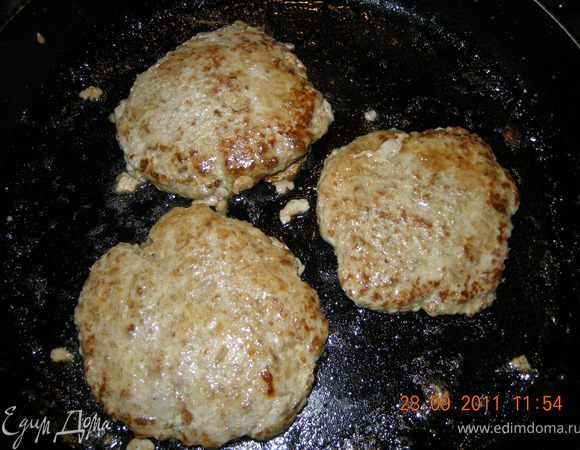 Жарить гамбургеры на расскаленной сковороде, в конце можно их отправить на пары минут под гриль в духовке. 