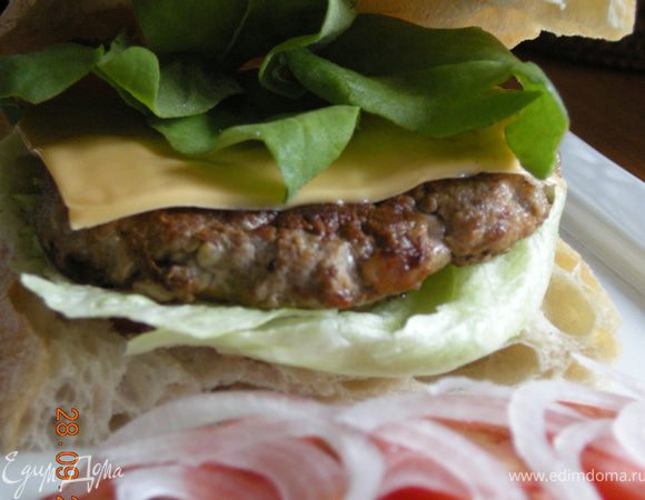 

"Сборка" :
Чабату нарезать на порционные куски, сделать надрез посередине, низ хлеба смазать кетчупом, положить салат, сверху гамбургер, на него пластинку сыра, плюс лук и помидор. Остается открыть большой рот :))