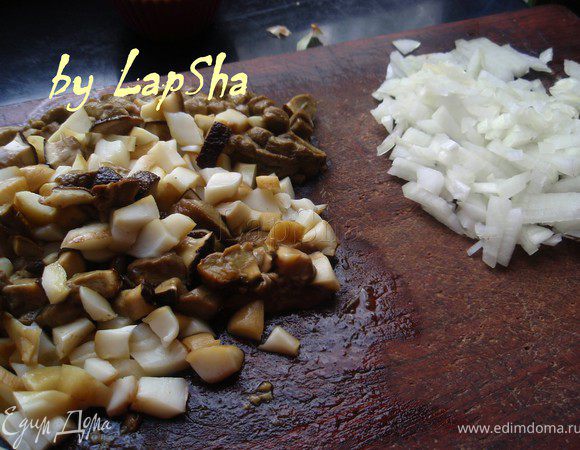Предварительно отваренные грибы мелко нарезать. Половинку луковицы нашинковать.