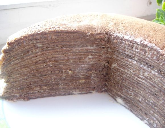 Поставить в холодильник на 2 часа, чтобы блины пропитались и осели. По бокам можно украсить торт миндалем, кокосовой стружкой или тертым шоколадом, на ваш вкус. Приятного аппетита))