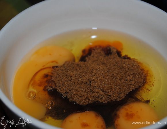 Яйца смешать с сахаром.