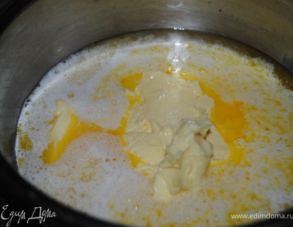 Масло растопить и немного охладить