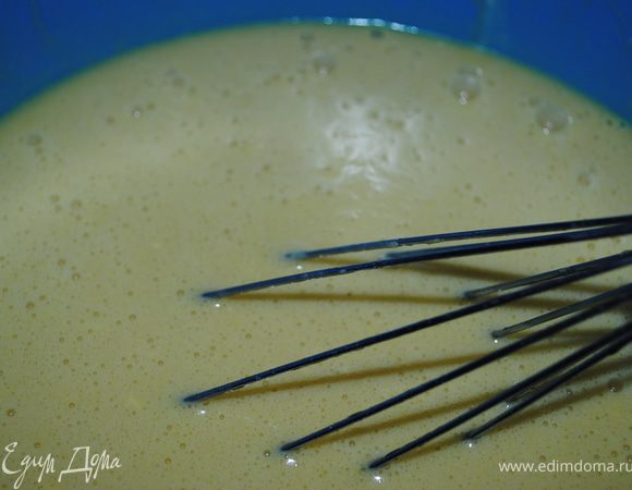 Добавить к яйцам и смешать