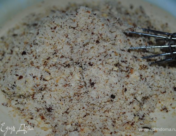 Орехи потолочь, добавить к маслу и сгущенке