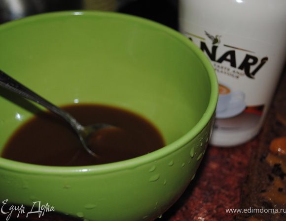 Смешать кофе и ликер. Когда торт будет испечен, дадим ему остыть и разрезаем на две части, только одна должна быть типа колодцем, а другая просто крышечка. В большом корже выбираем середину, добавляем ее в крем, остаток коржа пропитываем ликером с кофе.