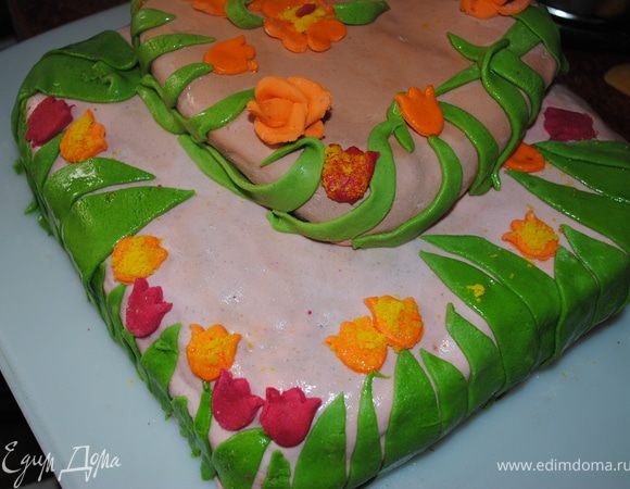 Украшение просто импровизировала, травку нарезала ножом для пиццы, цветы специальной формой для печенья. И все.