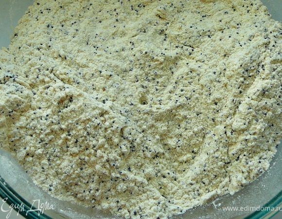 Муку просеять,смешать с разрыхлителем,сахаром,ванильным сахаром,маком и солью. 