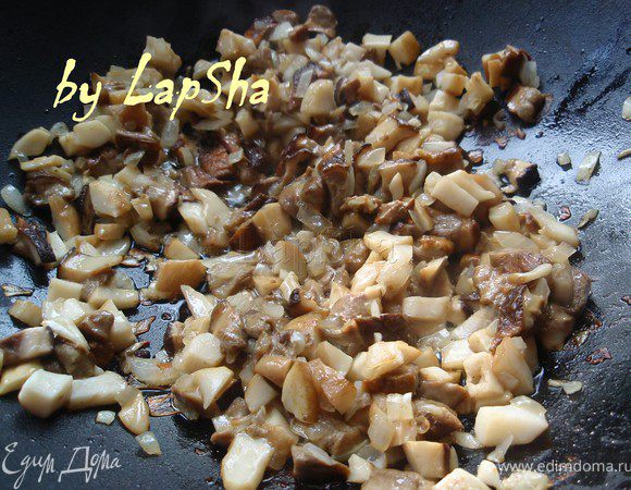 В большой сковороде или казане (у меня вок) при сильном огне на растительном масле обжарить лук до прозрачности, затем добавить грибочки и обжарить их минут 5. 
