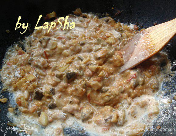 Когда практически вся влага выпариться, добавить сливки и муку для густоты, хорошо перемешать. Потомить на маленьком огне ещё 5 минут