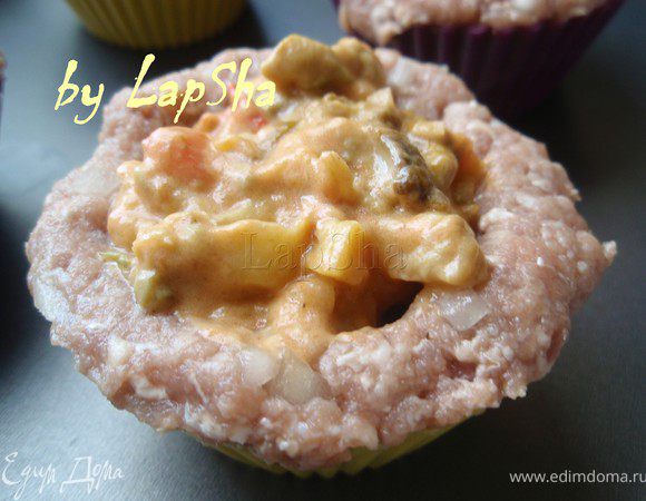 В корзиночки уложить грибную начинку. 