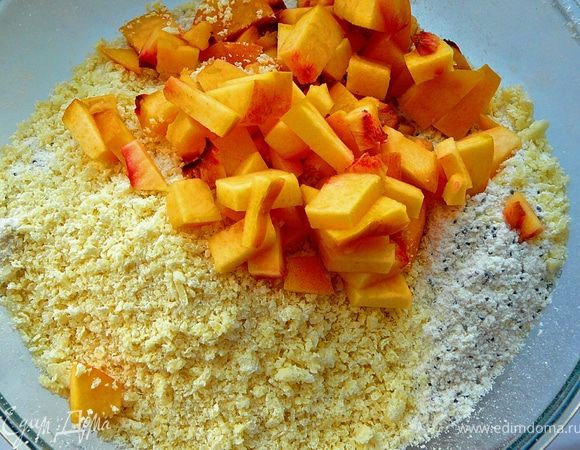 Натреть на терке шоколад,один персик нарезать некрупно на кусочки и добавить все это к муке. Перемешать.
