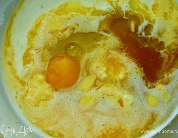 В другой посуде смешать растопленное сливочное масло,кефир,сок и яйцо.Слегка взбить венчиком.