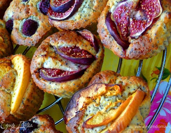 Поставить в духовку и выпекать 30-35 минут.Готовность проверять деревянной шпажкой.Достать,дать остыть.Текстура у них чуть влажная,хрустящий мак и кусочки фруктов,укусна:)))