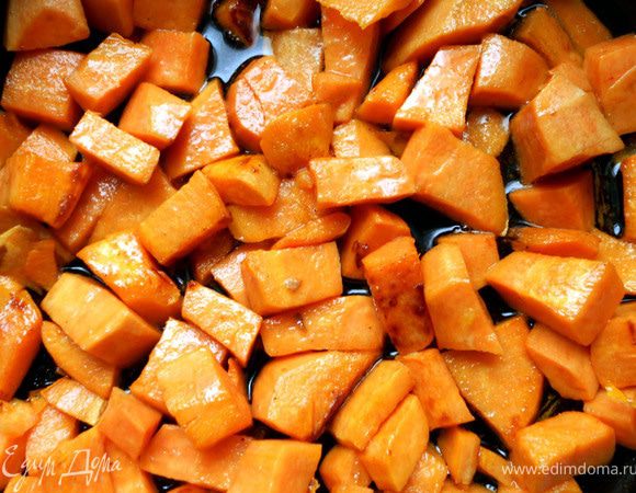 В глубокой сковороде/кастрюле разогреть немного масла, обжарить очищенный и нарезанный батат, 3-4 минуты, на сильном огне.