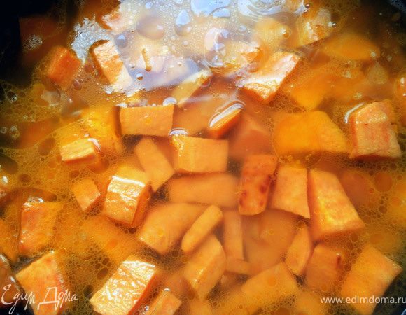 Огонь убавить до среднего. Залить батат водой (должна полностью покрыть), продолжать готовить, 5-7 минут (или чуть дольше - должен существенно размягчиться).