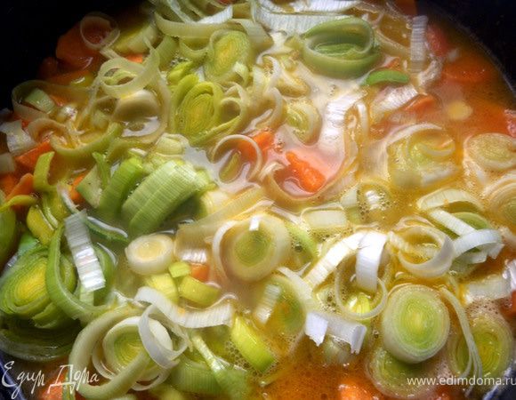 Присоединить лук-порей (подойдет не только нежная белая часть!), оставить на пару минут. 