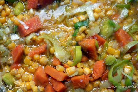 Добавить кукурузу (можно не размораживая), прогревать суп еще несколько минут. Присолить. Огонь выключить, накрыть крышкой и оставить на некоторое время - дойти и пропитаться прекрасными ароматами!