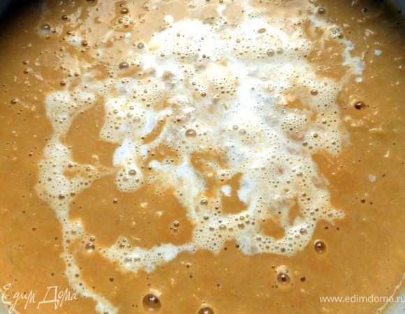 Пробить овощи с жидкостью блендером (отрегулировать густоту горячей водой), ввести сливки и еще раз довести до кипения. Особенно душевно с обжаренными тыквенными семечками, листиками свежего тимьяна и, конечно же, с ароматным оливковым маслом!