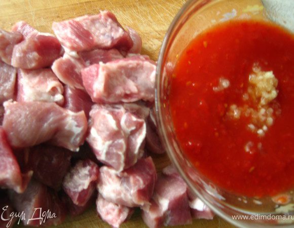 Помидоры пробиваем блендером или измельчаем удобным для вас способом. Чеснок мелко режем и соединяем с помидорной массой.