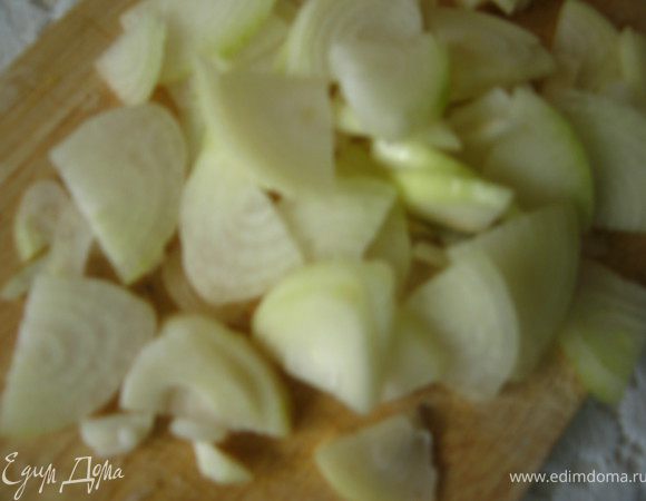 Лук режем полукольцами.