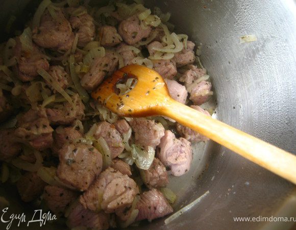 В кастрюле с толстым дном в течении минуты обжариваем лук. Добавляем  мясо и на среднем огне, быстро мешая, жарим еще 1-2 минуты.