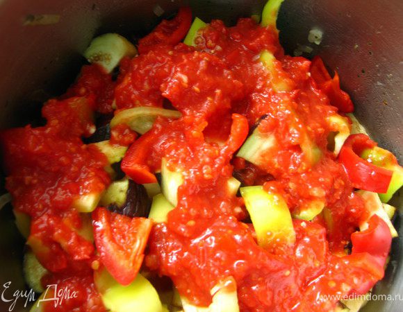 помидоры с чесноком. И заливаем горячей водой на 2/3 от объема овощей.
Ставим на огонь. Не мешаем !!