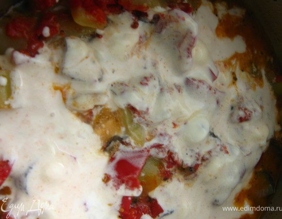 Тушим 30 минут, затем солим, добавляем сметану и оставляем на огне еще 10 минут. 