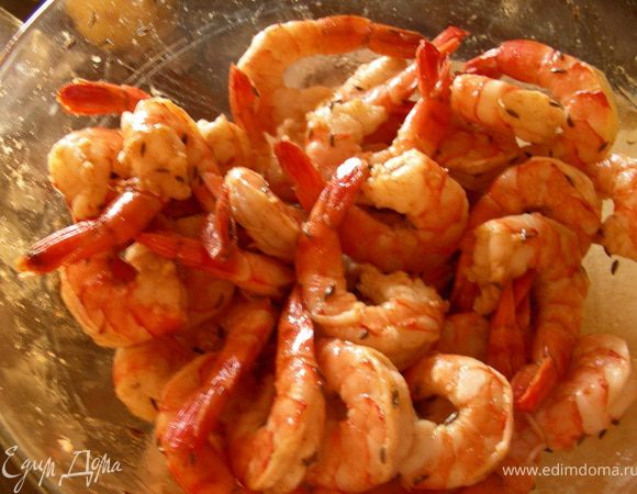 Начнем с маринада для креветок. Все просто: смешиваем все специи, добавляем оливковое масло, солим по вкусу, кладем туда наши креветки и оставляем минимум на 15 минут.