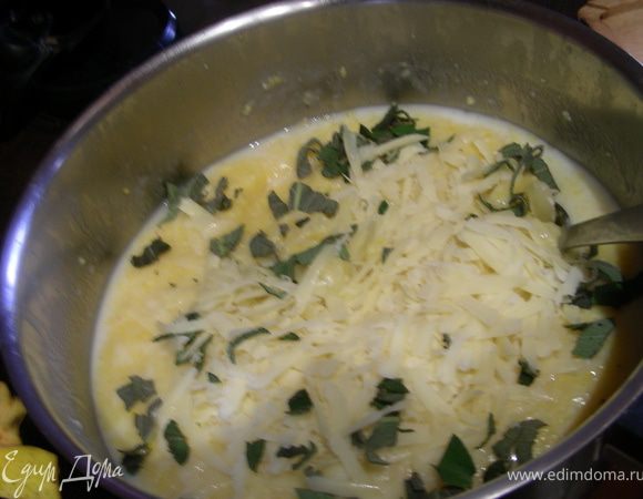 Теперь займемся полентой. В кастрюле доводим до кипения наш бульон (воду), тоненькой струйкой вводим поленту, непрерывно помешивая, чтобы не образовалось комочков. Сразу уменьшаем огонь и готовим на маленьком огне минут 30 (у меня получилось минут 20, все зависит от того, насколько крупная крупа), помешивая каждые 10 мин и при необходимости добавляя воду (я добавляла понемногу молоко). Затем добавляем масло, молоко, сыр, шалфей, хорошенько перемешиваем и готовим еще минут 5.
Сохраняем в тепле до подачи (лучще долго не ждать, иначе полента затвердеет, а разогреть ее потом затруднительно). 