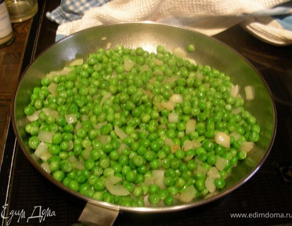 С горошком все просто. Мелко нарезаем лук, обжариваем его на оливковом масле (1 ст.л.) пару минут, добавляем горошек и готовим еще минут 5. Солим, перчем по вкусу.